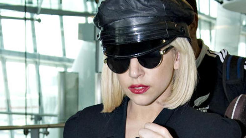 Lady Gaga naj bi bila v razmerju z Angelino Jolie. (Foto: Flynet/JLP)