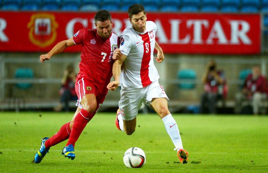 Lewandowski Lee Casciaro Poljska Gibraltar nogometna reprezentanca | Avtor: EPA