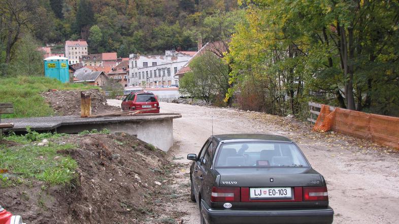 Desni breg Tržiške Bistrice pod zdravstvenim domom bo urejen spomladi. (Foto: Iz