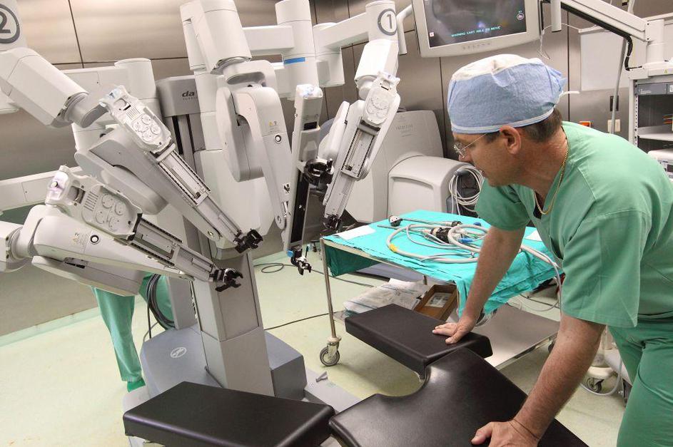 Robot kirurgija kirurški robot da Vinci