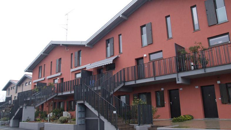 V treh stanovanjskih objektih z 28 stanovanji le nekaj korakov čez mejo v Gorici