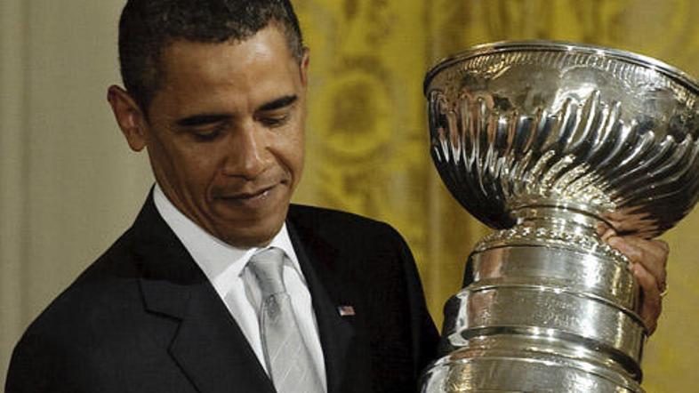 V četrtek je Obama v Beli hiši sprejel Penguins in si ogledal Stanleyjev pokal.