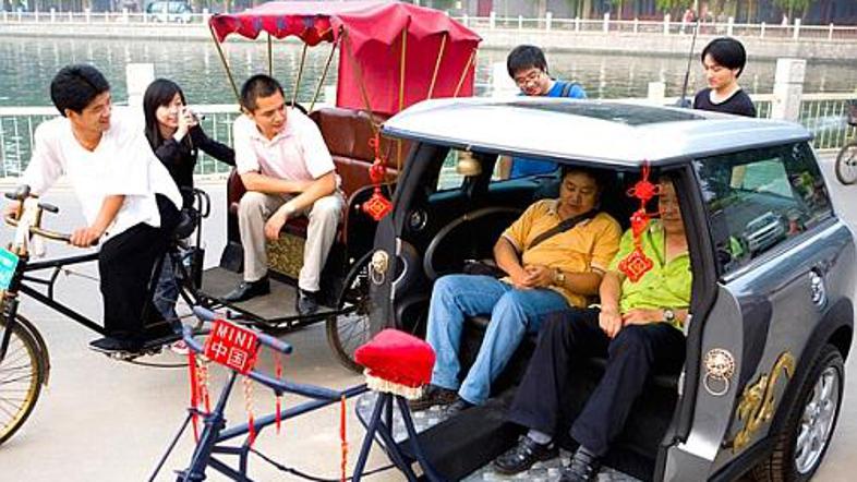 Turisti so nad nenavadnim vozilom navdušeni.