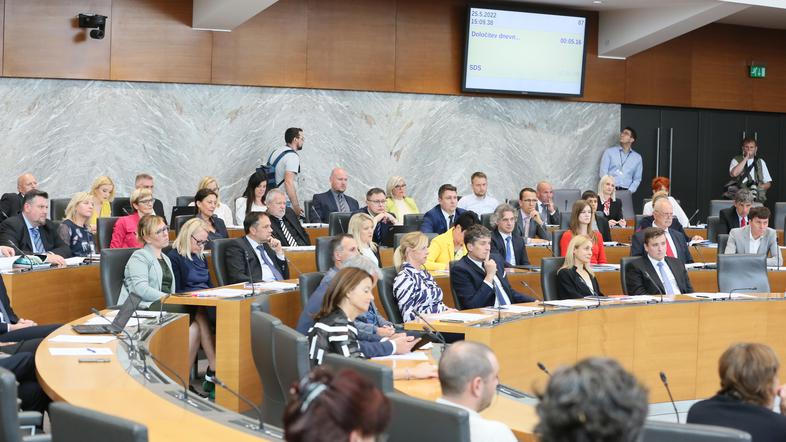Novice: Se slovenski politiki drogirajo? - Državni zbor, seja, poslanci