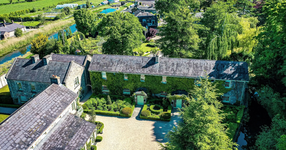 Na prodaj cela zgodovinska vas z wellnessom, hotelom in pubom