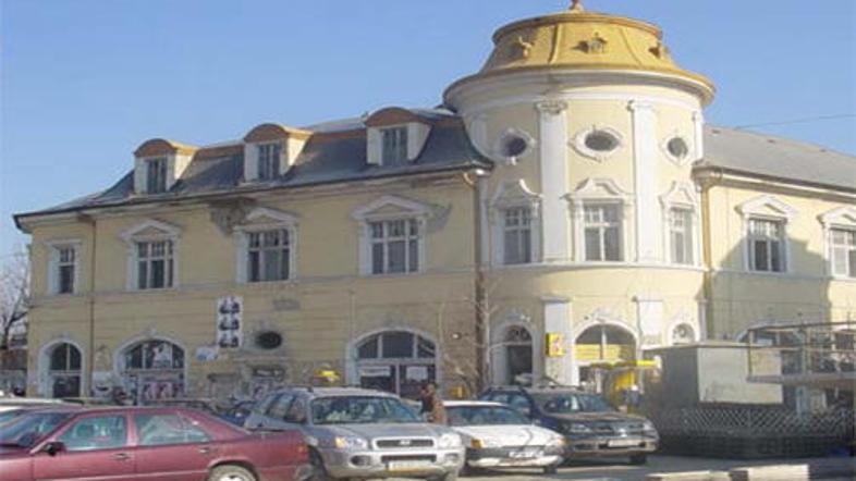 Znameniti hotel Union v Kosovski prestolnici je pogorel.