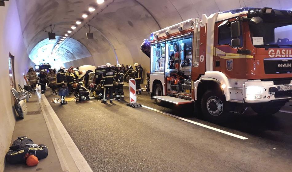 V nesreči v predoru na štajerski avtocesti je bilo udeleženih 10 oseb
