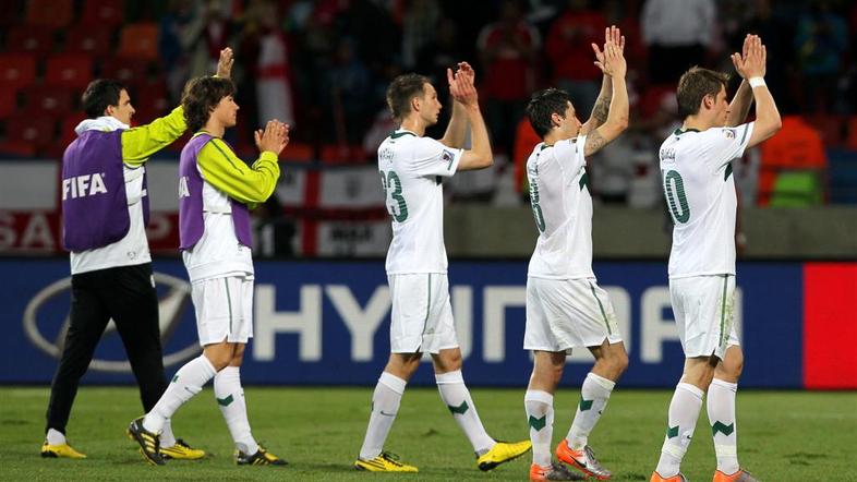 Po koncu tekme z Anglijo so slovenski nogometaši takole zapuščali zelenico v Por