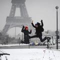 Japonska turista sta se kljub mrazu fotografirala pred Eifflovim stolpom, ta pa 