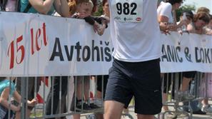 Če želite visokoresolucijsko fotografijo, nam pošljite elektronsko sporočilo na 