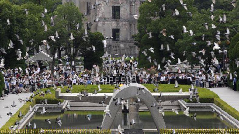 Med slovesnostjo v spominskem parku v Hirošimi