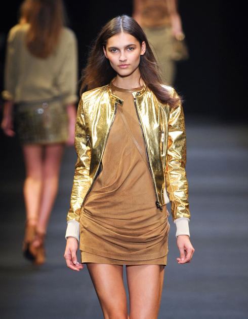 Lahko si omislite tudi zlate dodatke. (Foto: Imaxtree)