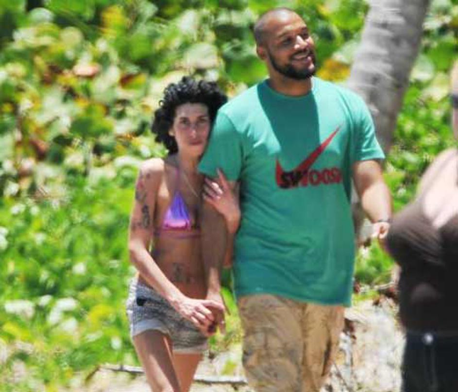 Amy na Sveti Luciji uživa v družbi svojega telesnega stražarja in načrtuje posvo