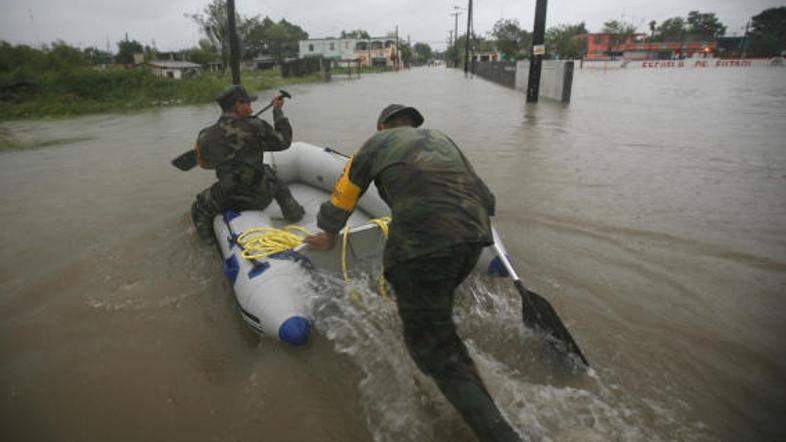 Vojaki evakuirajo prebivalce v mestu Matamoros.