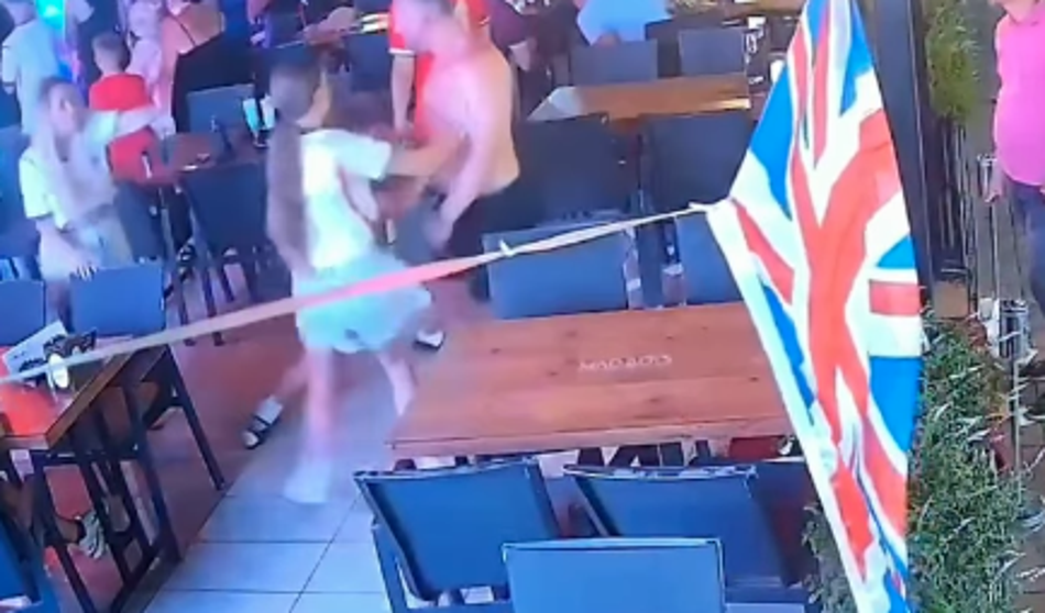 Turist v Turčiji napadel ženo in otroka, srhljiv dogodek je posnela kamera