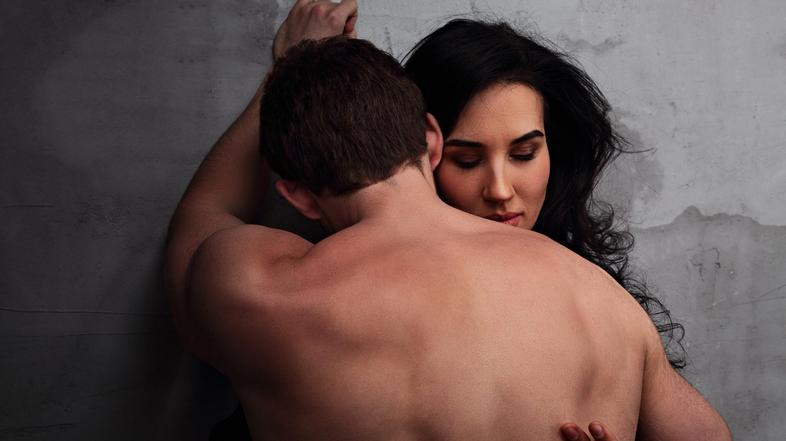 Seks, par v postelji