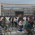Protest, kolesarjenje pred parlamentom