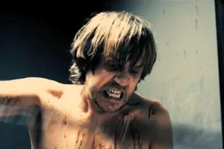 Glavni junak Miloš se znajde sredi grozljivega nasilja. (Foto: YouTube)