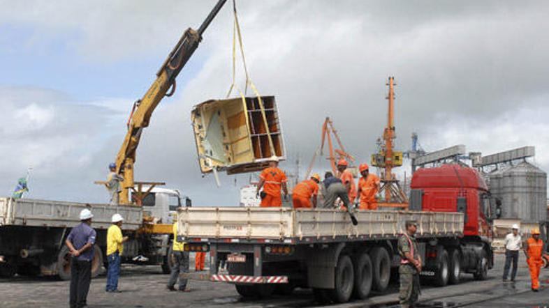 Z morskega dna so potegnili že več delov letala, a črne skrinjice ni od nikoder.