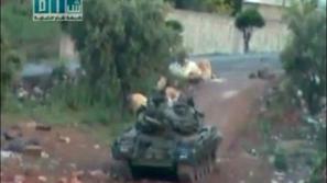 Amaterska fotografija prikazuje tank in vojake, ki so vdrli v mesto Dara na jugu