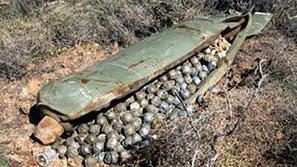 Kasetna bomba je sestavljena iz več stotih manjših bomb, ki se v zraku razletijo