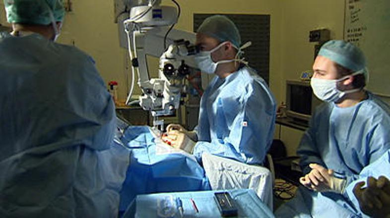Pacientu vid povrnejo z enim samim posegom. (foto: news.sky.com)