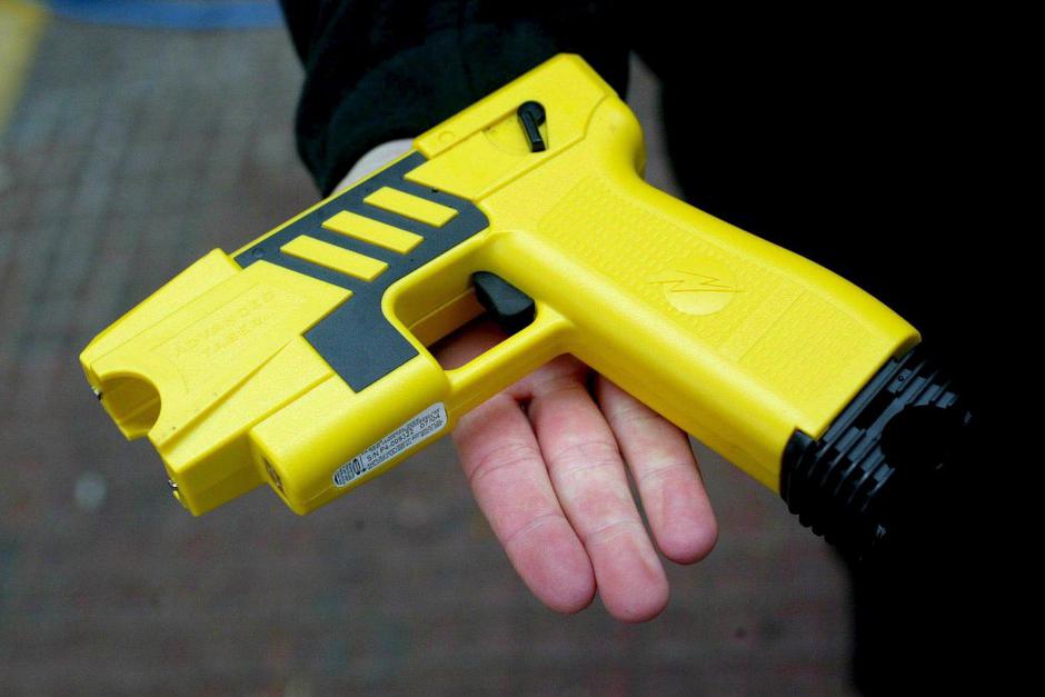 taser električni paralizator | Avtor: EPA