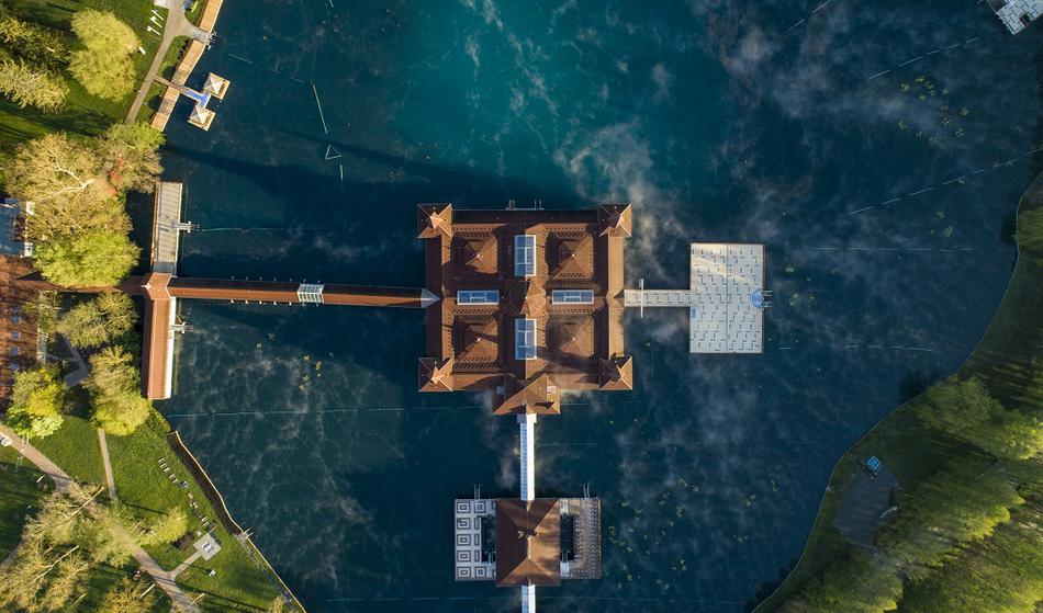 Le streljaj od slovenske meje leži jezero, ki naj bi ga ustvaril hudič