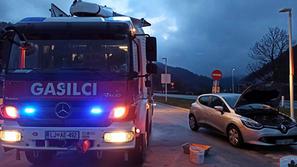 Gasilci so pomagali voznici v Bistrici pri Tržiču, ki ji je po nesreči uspelo pripeljati do bencinskega servisa.