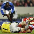 Raphael Schaefer in Matthieu Delpierre (VfB Stuttgart) ter DaMarcus Beasley (Ran