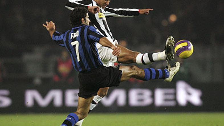 Louis Figo (spredaj) je zaradi zloma mečnice na prisilnem počitku.