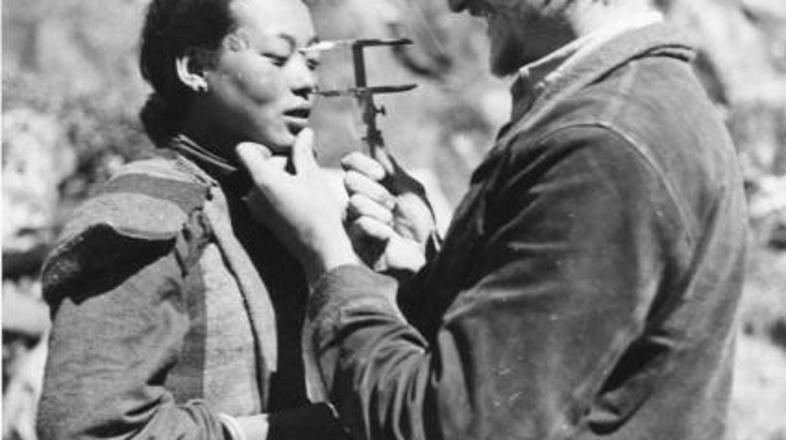 Član odprave Bruno Beger je bil zadolžen za meritve telesnih mer Tibetancev.