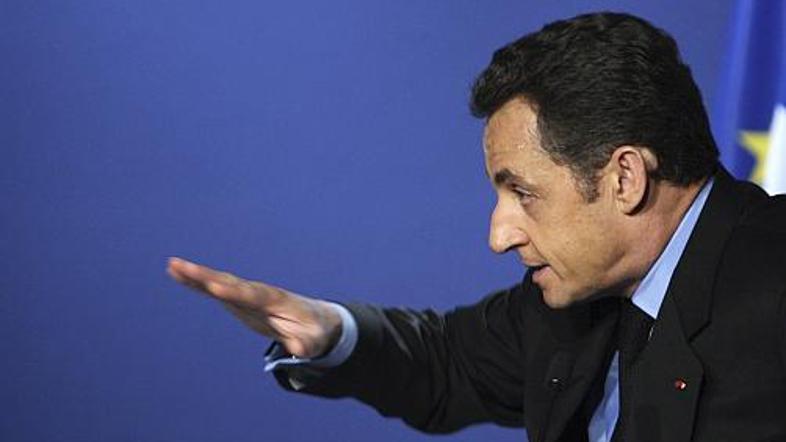 Sarko s takšnimi in drugačnimi dogodivščinami že dolgo zabava francosko in sveto