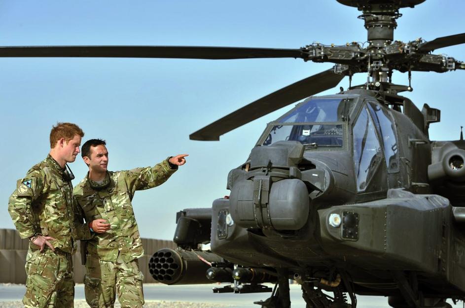 Princ Harry v pogovoru z nadrejenim v bazi v Afganistanu.