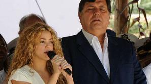 Kolumbijska pevka Shakira (na fotografiji s perujskim predsednikom Alanom Garcio