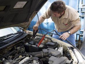 Ko prižgete avtomobil, najprej odstranite kabel, ki je vezan na negativni pol, n