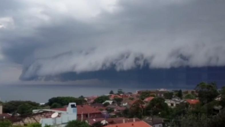 Nevihtni oblak na avstralski plaži Bondi