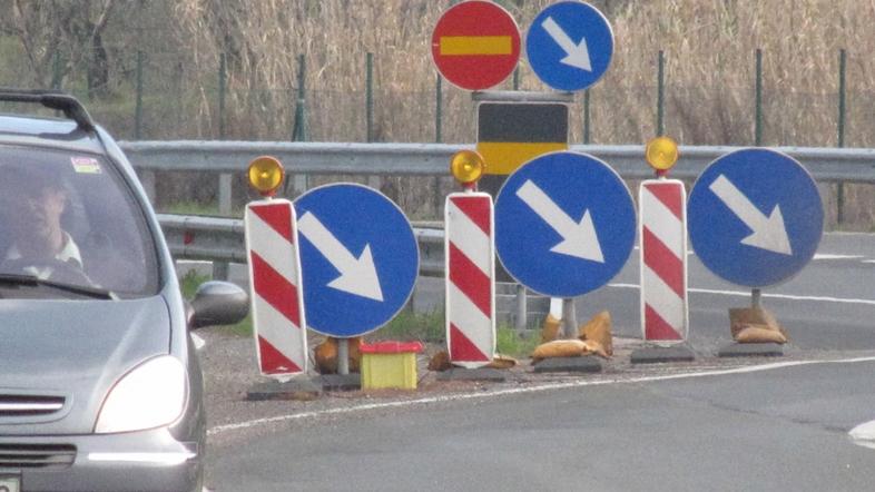 Slovenija 29.01.13, prometni znaki na hitri cesti med izolo in koprom, foto: suz