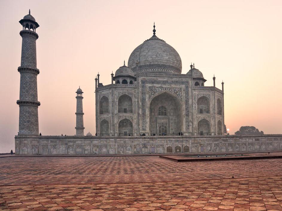 Mavzolej Tadž Mahal. ki stoji v indijski zvezni državi Agra, je dal šah Džahan v