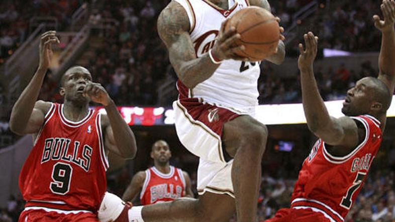 Ovirale so ga bolečine v hrbtu.