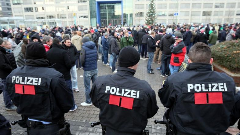 policija policisti Frankfurt sestanek DFL protest navijači