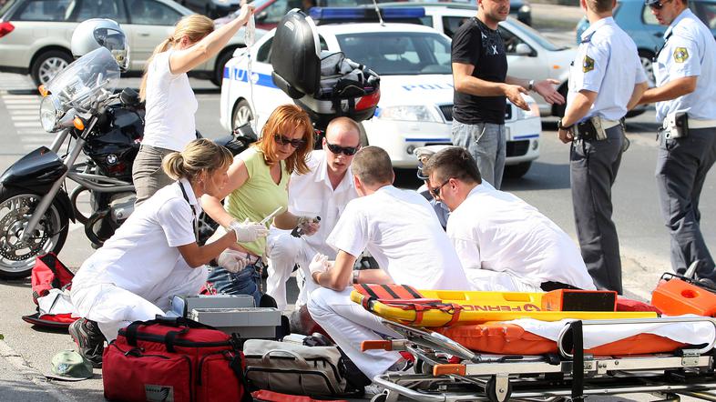 Četudi v prometni nesreči na Celovški cesti ranjenih ni bilo, je morala posredov