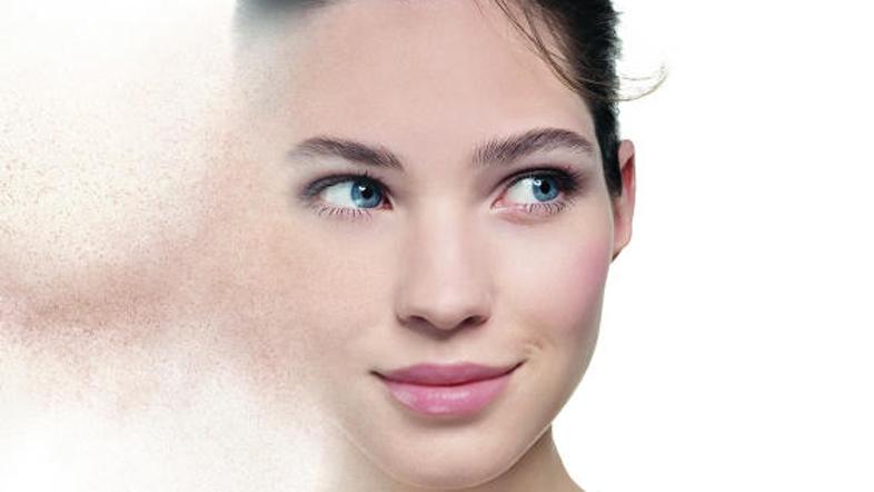 Mineralni puder na koži ustvari lahkoten in naraven videz.