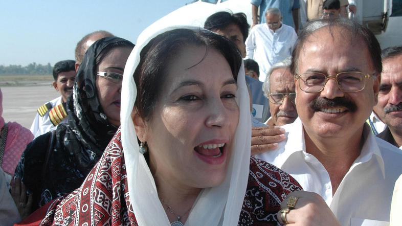 27102007_reuters_benazir_buto_pakistan_t