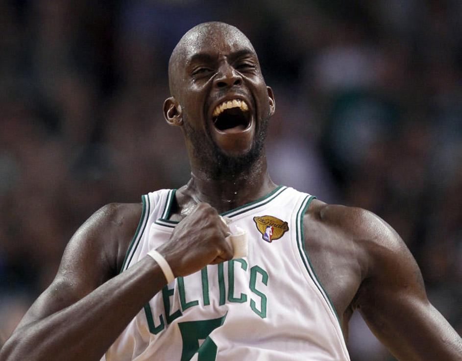 Kevin Garnett se je potrkal po prsih za zmago in 18 točk. (Foto: Reuters)