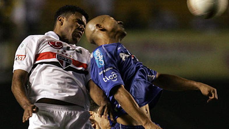 Breno v belem dresu svojega dosedanjega kluba Sao Paula.