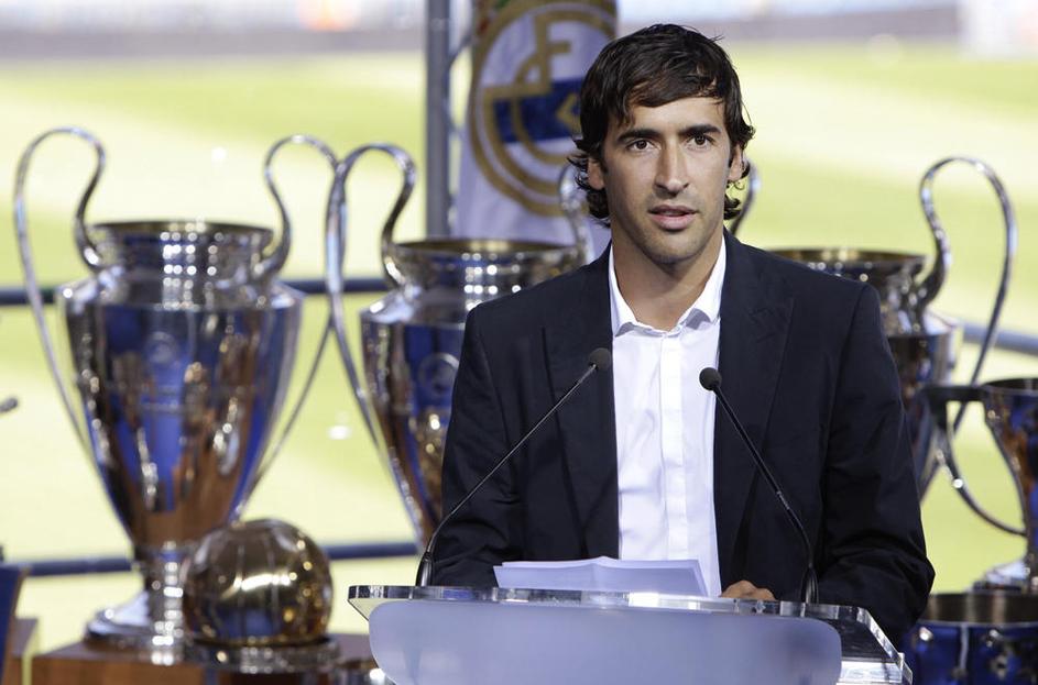 Raul Real Madrid Santiago Bernabeu pokal trofeje trofeja slovo poslovilna