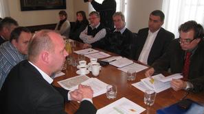 Župani zgornjegorenjskih občin so na sestanku z Dušanom Mitrovićem (levo) z Gurs