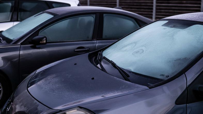 zamrznjeno avtomobilsko steklo