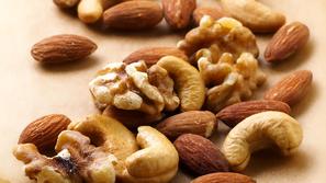 Zmešajte najljubše oreške in jih vsak dan pojejte pest. (Foto: Shutterstock)